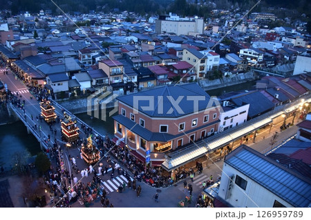 日本の岐阜県の高山市　春の高山祭の夜祭　日没後に巡行する提灯屋台　街並みの俯瞰写真 126959789