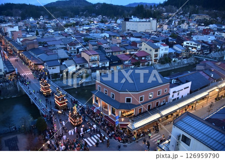 日本の岐阜県の高山市　春の高山祭の夜祭　日没後に巡行する提灯屋台　街並みの俯瞰写真 126959790