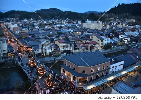 日本の岐阜県の高山市 春の高山祭の夜祭 日没後に巡行する提灯屋台 街並みの俯瞰写真 日本の岐阜県の高山市 春の高山祭の夜祭 日没後に巡行する提灯屋台 街並みの俯瞰写真 126959795
