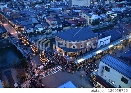 日本の岐阜県の高山市　春の高山祭の夜祭　日没後に巡行する提灯屋台　街並みの俯瞰写真 126959796