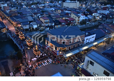 日本の岐阜県の高山市　春の高山祭の夜祭　日没後に巡行する提灯屋台　街並みの俯瞰写真 126959798