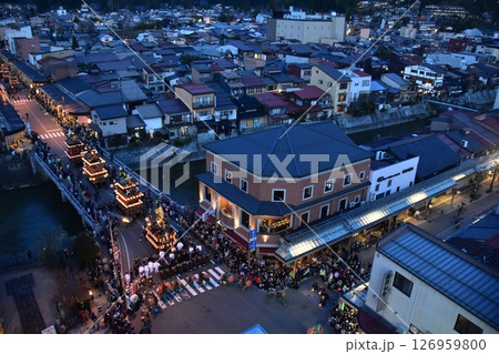 日本の岐阜県の高山市 春の高山祭の夜祭 日没後に巡行する提灯屋台 街並みの俯瞰写真 日本の岐阜県の高山市 春の高山祭の夜祭 日没後に巡行する提灯屋台 街並みの俯瞰写真 126959800