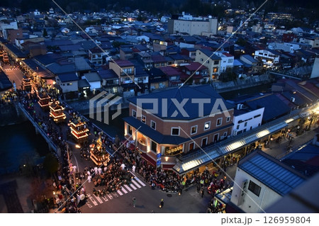 日本の岐阜県の高山市　春の高山祭の夜祭　日没後に巡行する提灯屋台　街並みの俯瞰写真 126959804