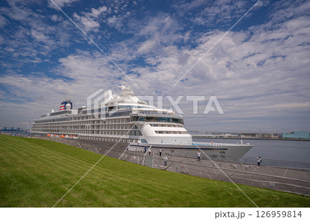 横浜港・大さん橋に停泊する最新の豪華客船「飛鳥III」 横浜港・大さん橋に停泊する最新の豪華客船「飛鳥III」 126959814