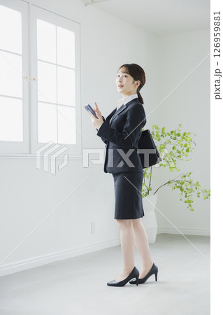 スマホを操作する女性 126959881