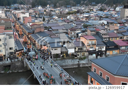 日本の岐阜県の高山市　春の高山祭の夜祭　日没後に巡行する提灯屋台　スタートしたばかりの行列の様子 126959917