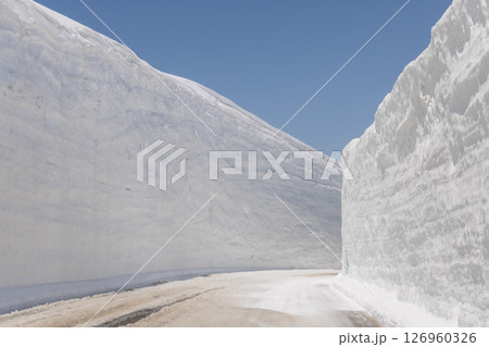 晴れた空と雪山 126960326