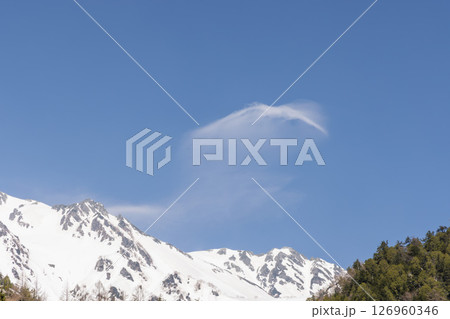 冬の晴れた日の雪山 冬の晴れた日の雪山 126960346