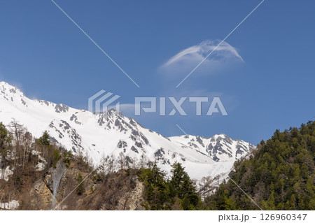 冬の晴れた日の雪山 冬の晴れた日の雪山 126960347