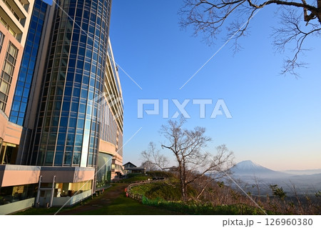 ポロモイ山頂から望む雲海に囲まれた羊蹄山 126960380