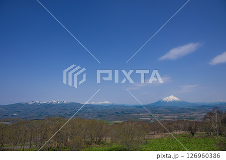 牧場から見渡す残雪のニセコ連峰や羊蹄山のパノラマ風景 牧場から見渡す残雪のニセコ連峰や羊蹄山のパノラマ風景 126960386