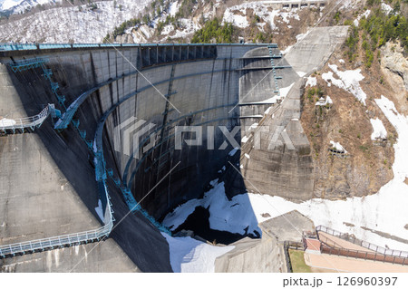 冬の晴れた日のダム湖 126960397