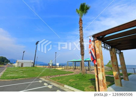 【広島県】晴天のベイサイドビーチ坂（水尻公園） 126960506
