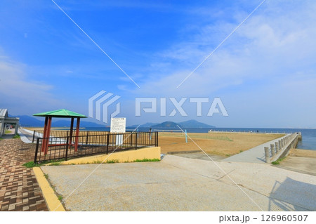 【広島県】晴天のベイサイドビーチ坂（水尻公園） 126960507