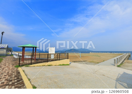 【広島県】晴天のベイサイドビーチ坂（水尻公園） 126960508