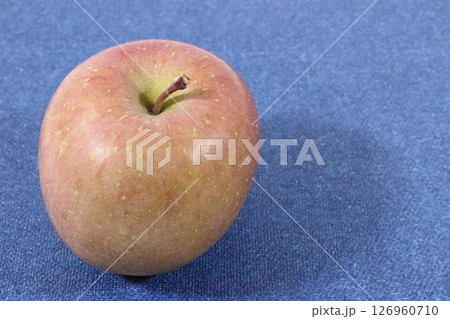 日本の赤いリンゴ、秋の味覚を彩る逸品 126960710