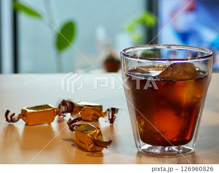 カフェのアイスコーヒーとリラックス時間 126960826