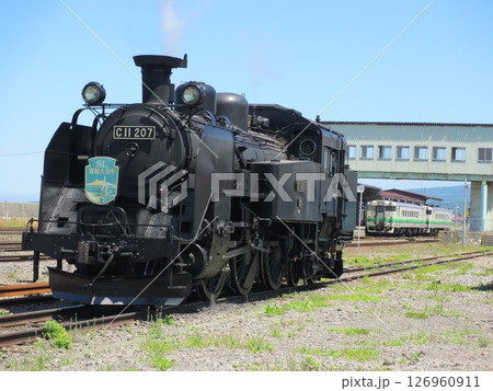 C11-207号機 SL函館大沼号 ホームにキハ40停車中 C11-207号機 SL函館大沼号 ホームにキハ40停車中 126960911