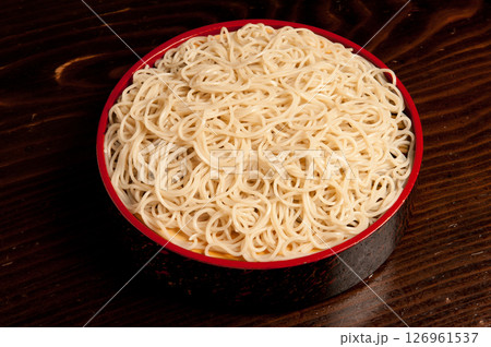 お盆に乗せたざるそば お盆に乗せたざるそば 126961537