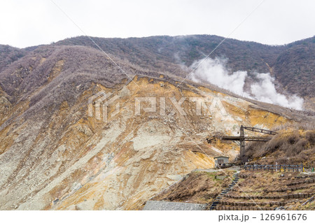 大涌谷の噴煙地の遠景 126961676