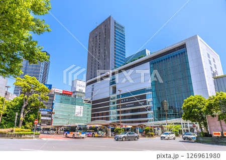 日本の横浜都市景観 横浜駅やJR横浜タワーなどを望む 日本の横浜都市景観 横浜駅やJR横浜タワーなどを望む 126961980