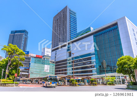 日本の横浜都市景観 横浜駅やJR横浜タワーなどを望む 126961981