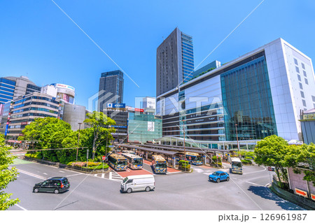 日本の横浜都市景観 横浜駅やJR横浜タワーなどを望む 126961987