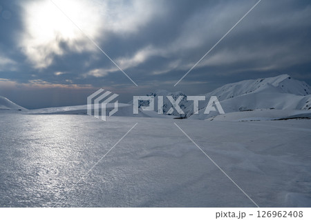 富山立山の雪山 富山立山の雪山 126962408