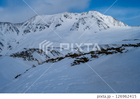 富山立山の雪山 126962415