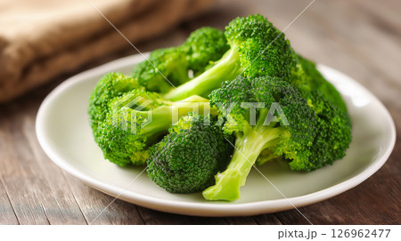 Fresh broccoli served on a simple white dishのイラスト素材 [126962477] - PIXTA