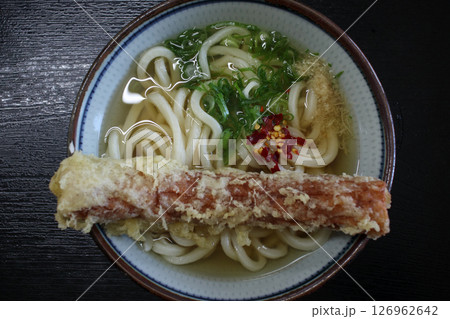 セルフうどん屋さんのかけうどん(ちくわトッピング) セルフうどん屋さんのかけうどん(ちくわトッピング) 126962642