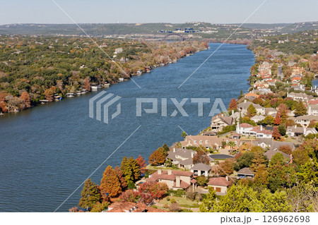 テキサス州　オースティン　ボンネル山からの景色 126962698