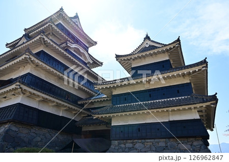 松本城の天守と見上げる空 126962847