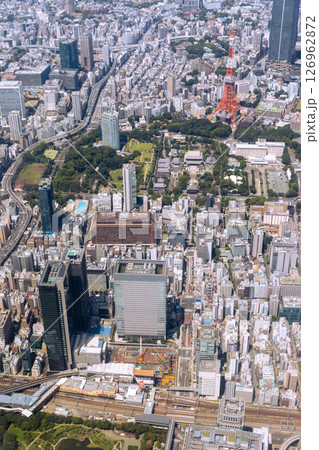 浜松町駅上空から芝公園方向を空撮 126962872