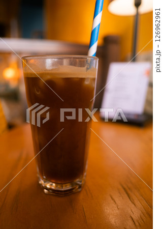 ポーランド・クラクフのカフェで飲むエスプレッソトニック ポーランド・クラクフのカフェで飲むエスプレッソトニック 126962961