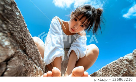 子猫を見つけ近付く美女 126963210