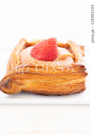 美味しいストロベリーデニッシュ 126963285