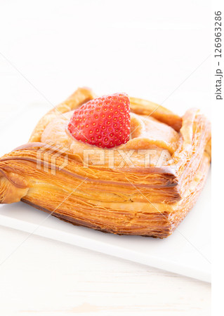美味しいストロベリーデニッシュ 美味しいストロベリーデニッシュ 126963286