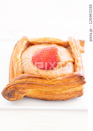 美味しいストロベリーデニッシュ 美味しいストロベリーデニッシュ 126963288