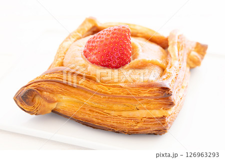 美味しいストロベリーデニッシュ 美味しいストロベリーデニッシュ 126963293