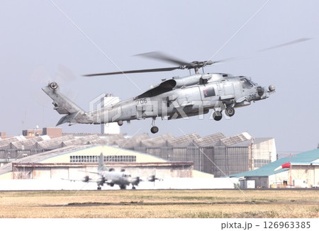 災害派遣にも出動する在日米海軍の空母艦載機MH-60Rシーホーク多用途哨戒ヘリコプター 災害派遣にも出動する在日米海軍の空母艦載機MH-60Rシーホーク多用途哨戒ヘリコプター 126963385