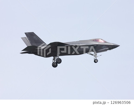 大空を飛行する在日米海軍の空母艦載ステルス戦闘機F-35CライトニングⅡ 126963506