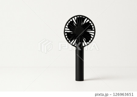 白い背景に置かれたシンプルな黒いハンディファン 126963651