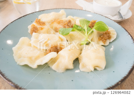 ポーランドで食べるピエロギ 126964082