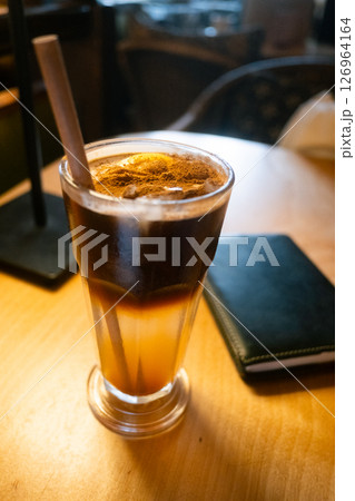 ポーランドのカフェで飲むエスプレッソトニック ポーランドのカフェで飲むエスプレッソトニック 126964164