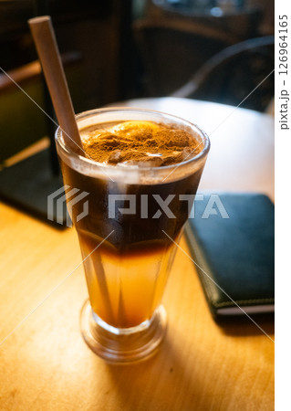 ポーランドのカフェで飲むエスプレッソトニック 126964165