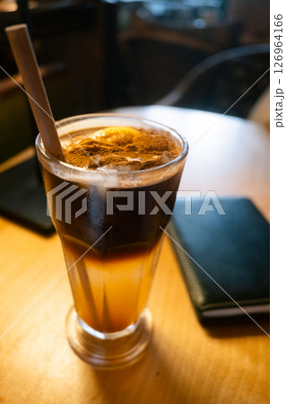 ポーランドのカフェで飲むエスプレッソトニック 126964166