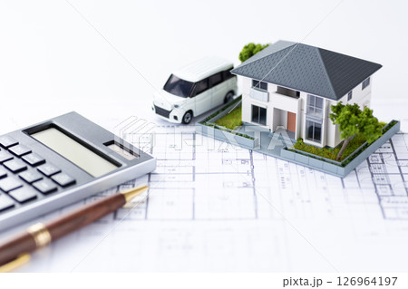 住宅と住宅図面と電卓 126964197