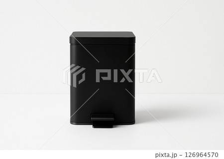 白い背景に置かれたシンプルな黒いペダル式ゴミ箱 126964570