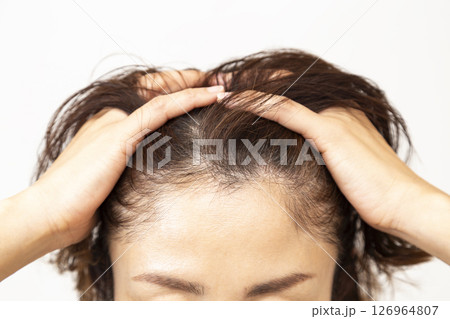 髪の毛を気にするミドル女性 126964807